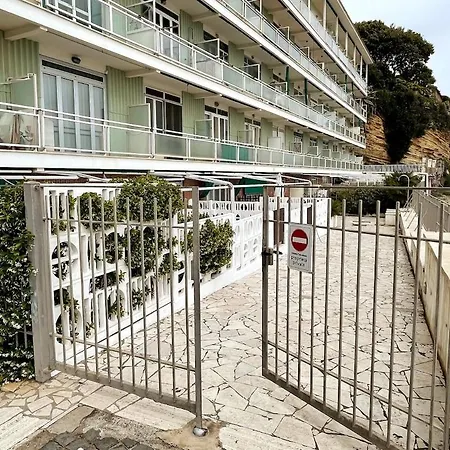 A Window To The Sea דירה *